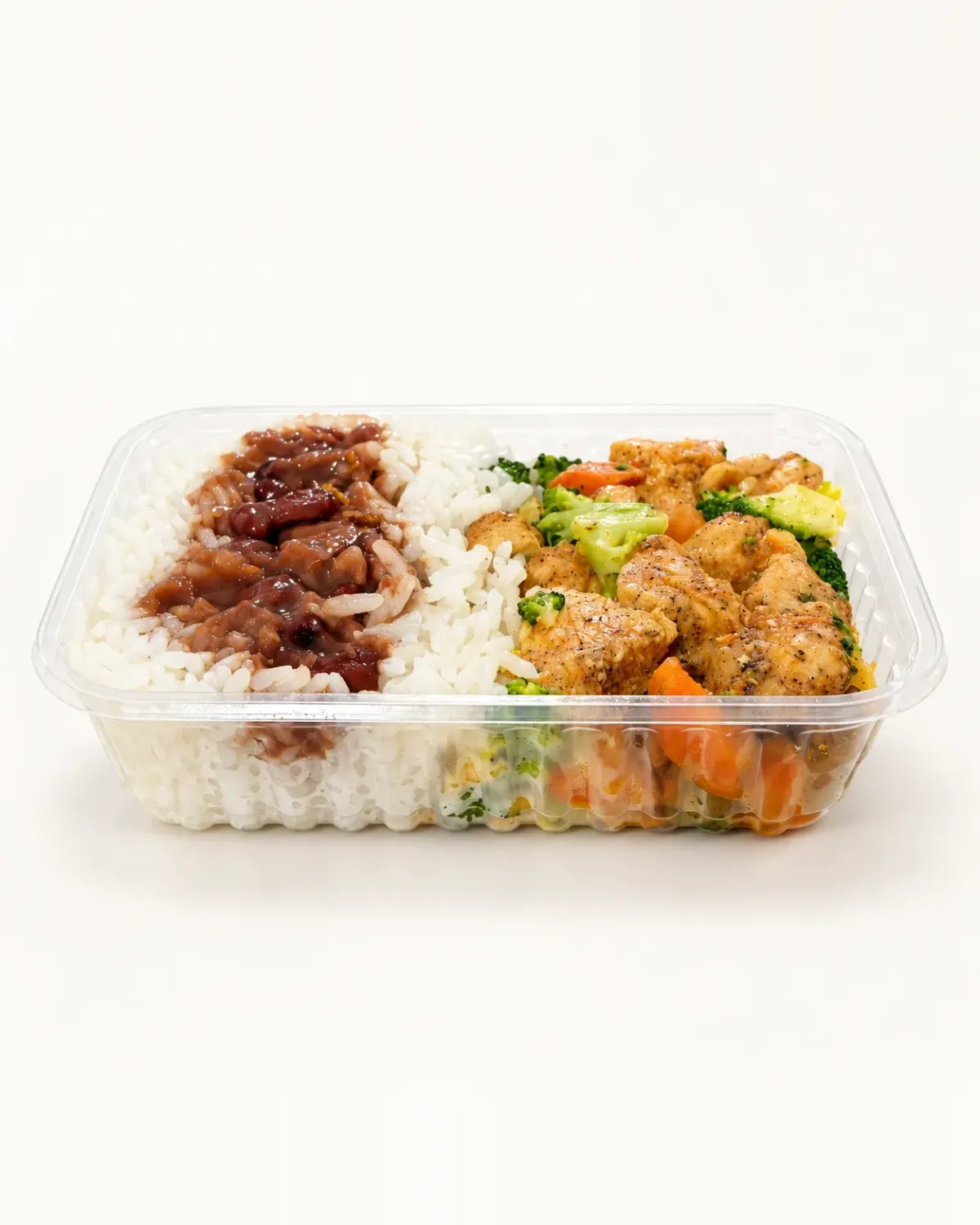 Marmita com arroz branco, feijão vermelho e cubos de frango com brócolis e cenoura