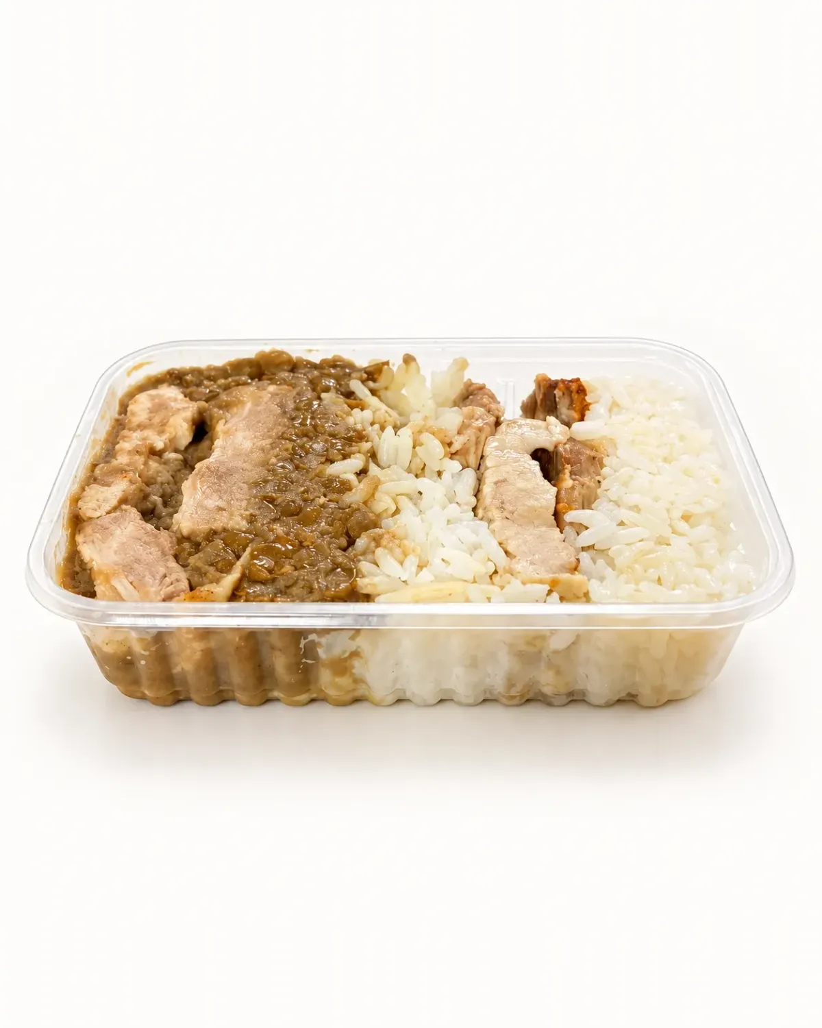 Marmita com lentilha, fatias de lombo assado e arroz branco