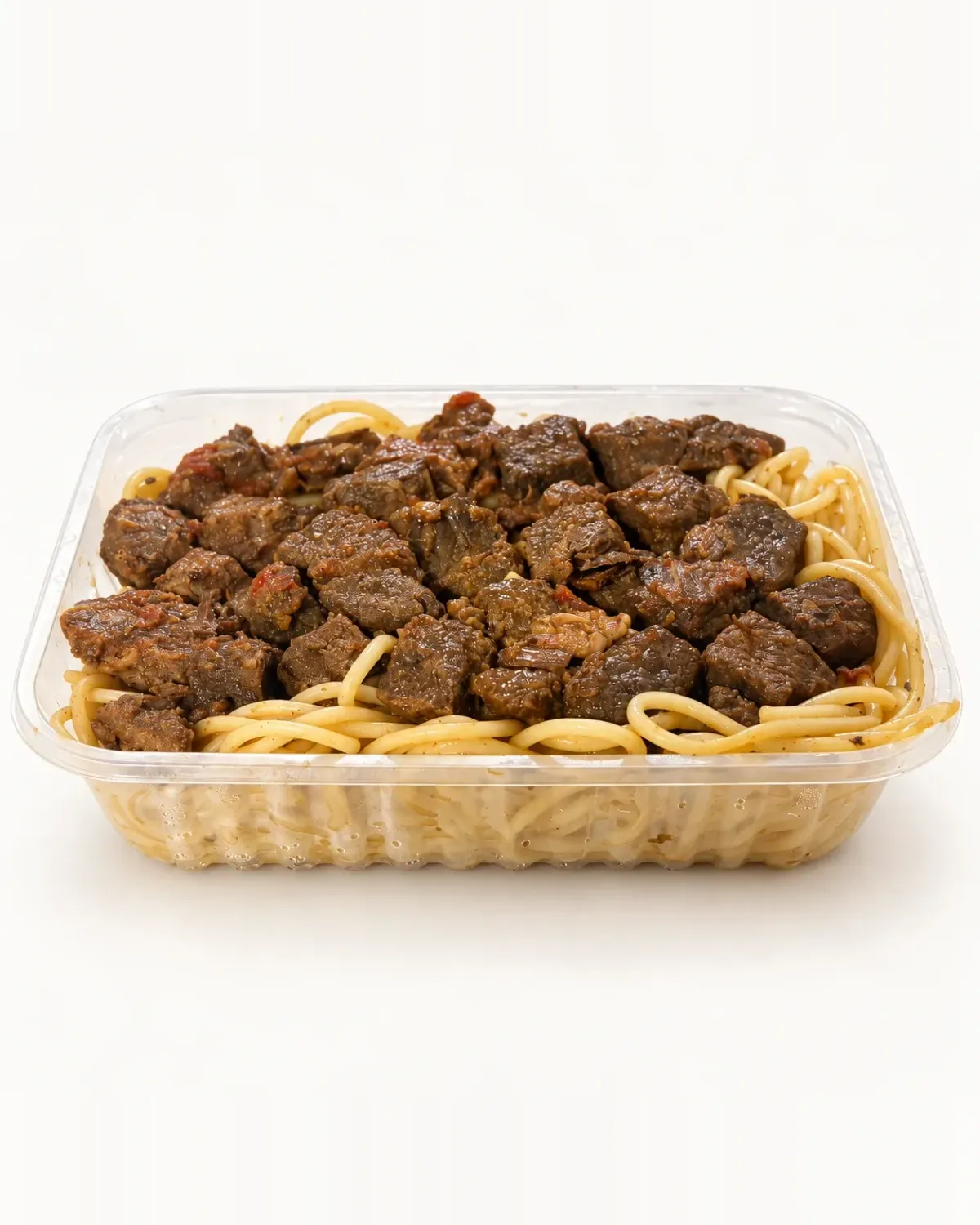 Marmita com espaguete coberto por cubos de carne ao molho